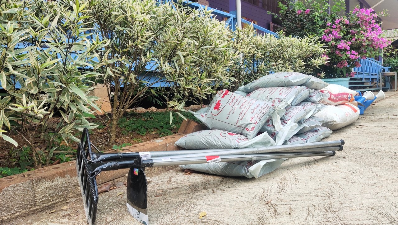 title - ส.ป.ก.จันทบุรี สนับสนุนวัสดุการเกษตรให้กับโรงเรียนในโครงการอนุรักษ์พันธุกรรมพืชอันเนื่องมาจากพระราชดำริ สมเด็จพระเทพรัตนราชสุดาฯ สยามบรมราชกุมารี (อพ.สธ.) 